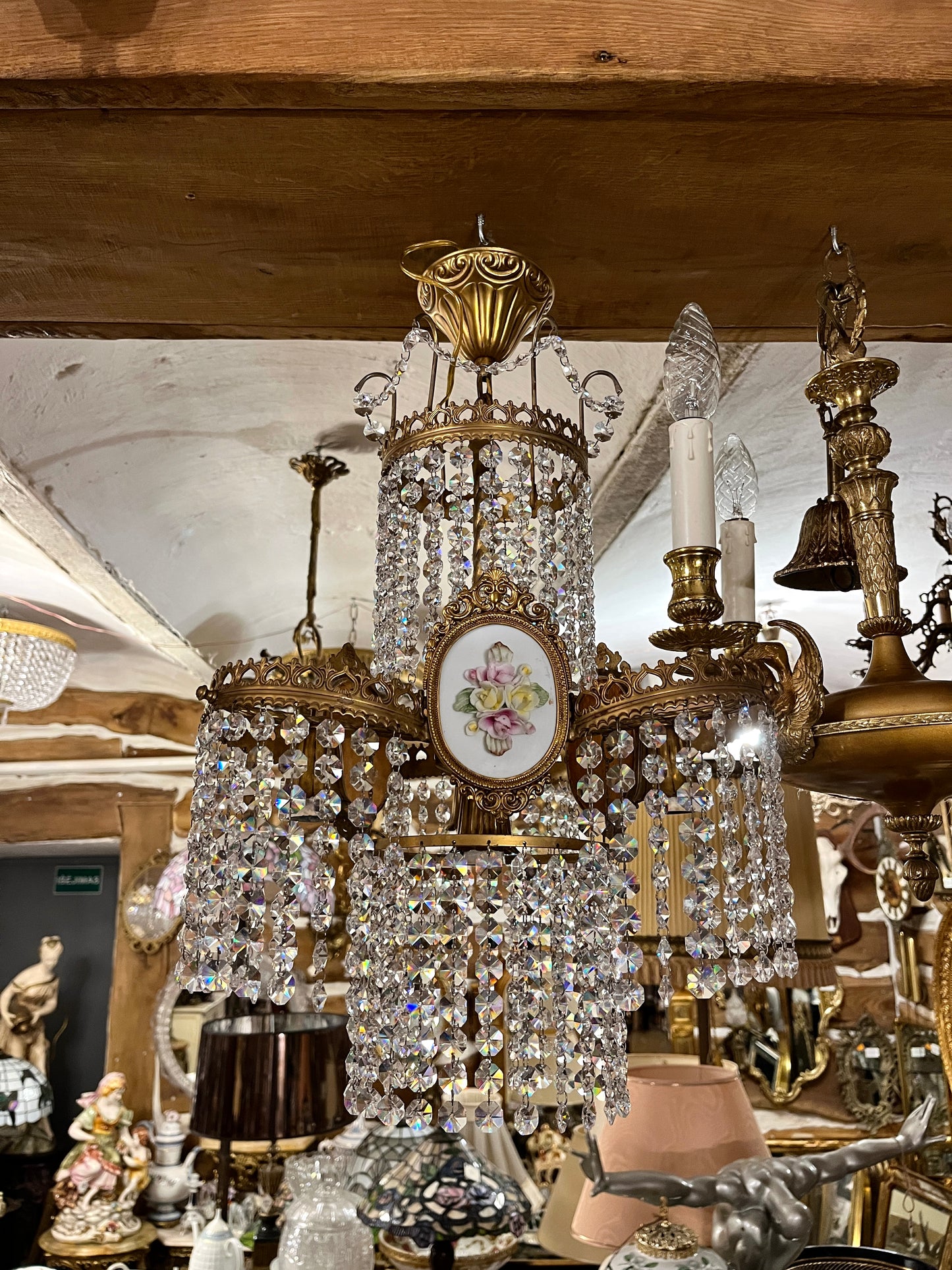 Elegantiškas šviestuvas su krištolu, bronza ir porceliano dekoru
