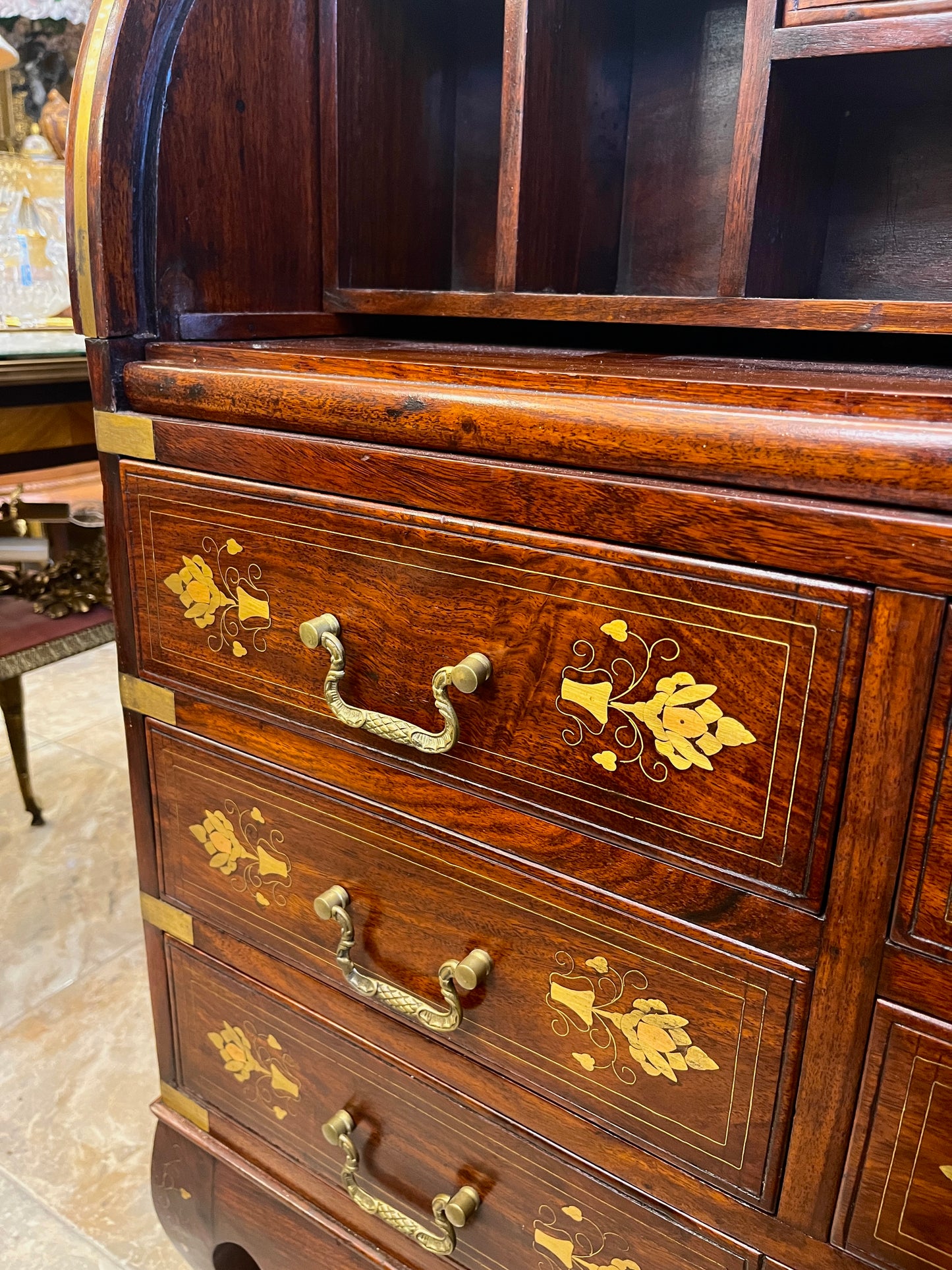 Medinis sekreteras su žalvario inkrustacijomis