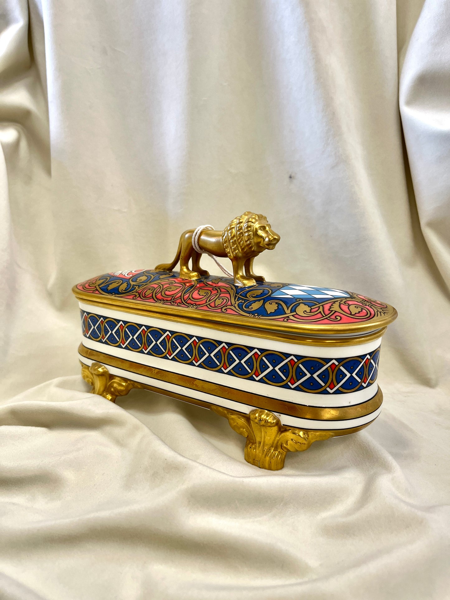 Limituoto leidimo K. Ludwig antrojo porceliano dežutė