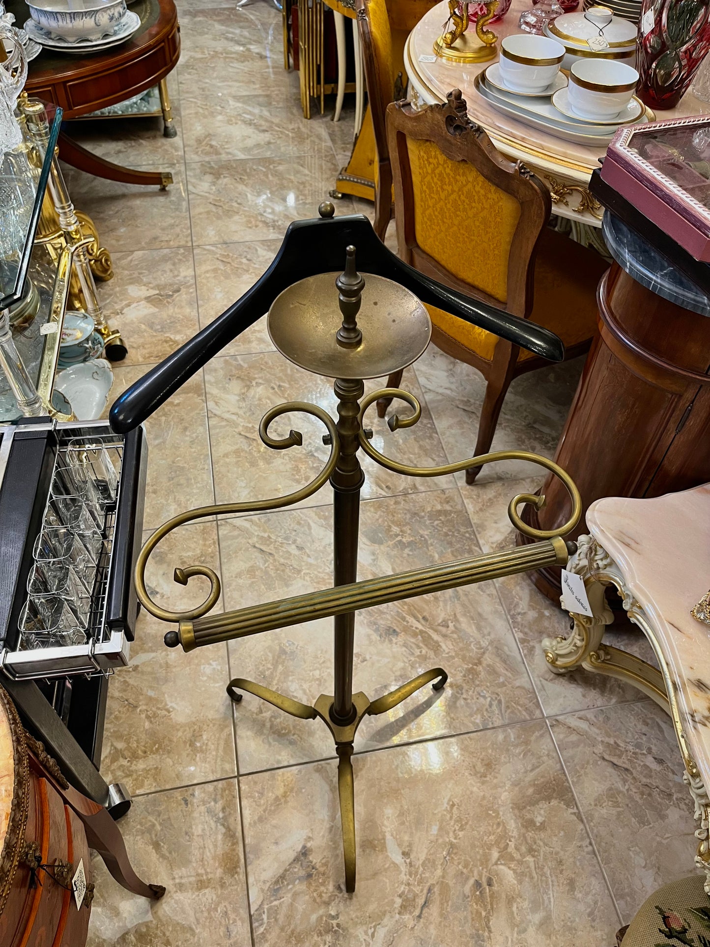 Žalvarinė kostiumo kabyklą su medine pakaba ir padėkliuku aksesuarams