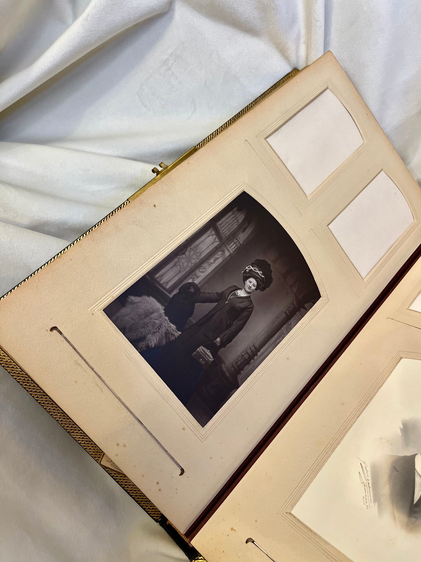 Antikvarinis nuotraukų albumas su odiniu viršeliu