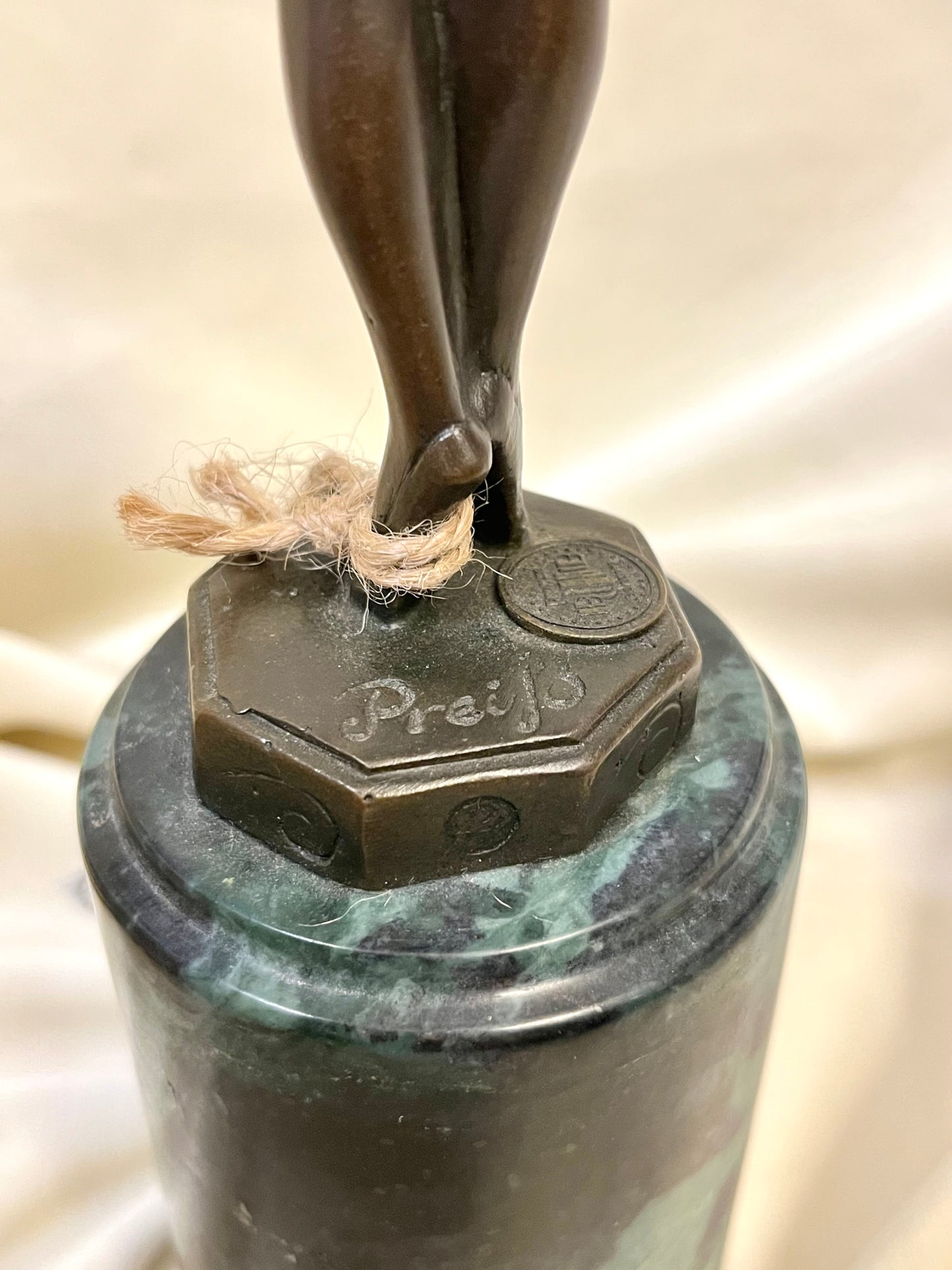 Bronzinė balerinos figūra ant marmurinio postamento