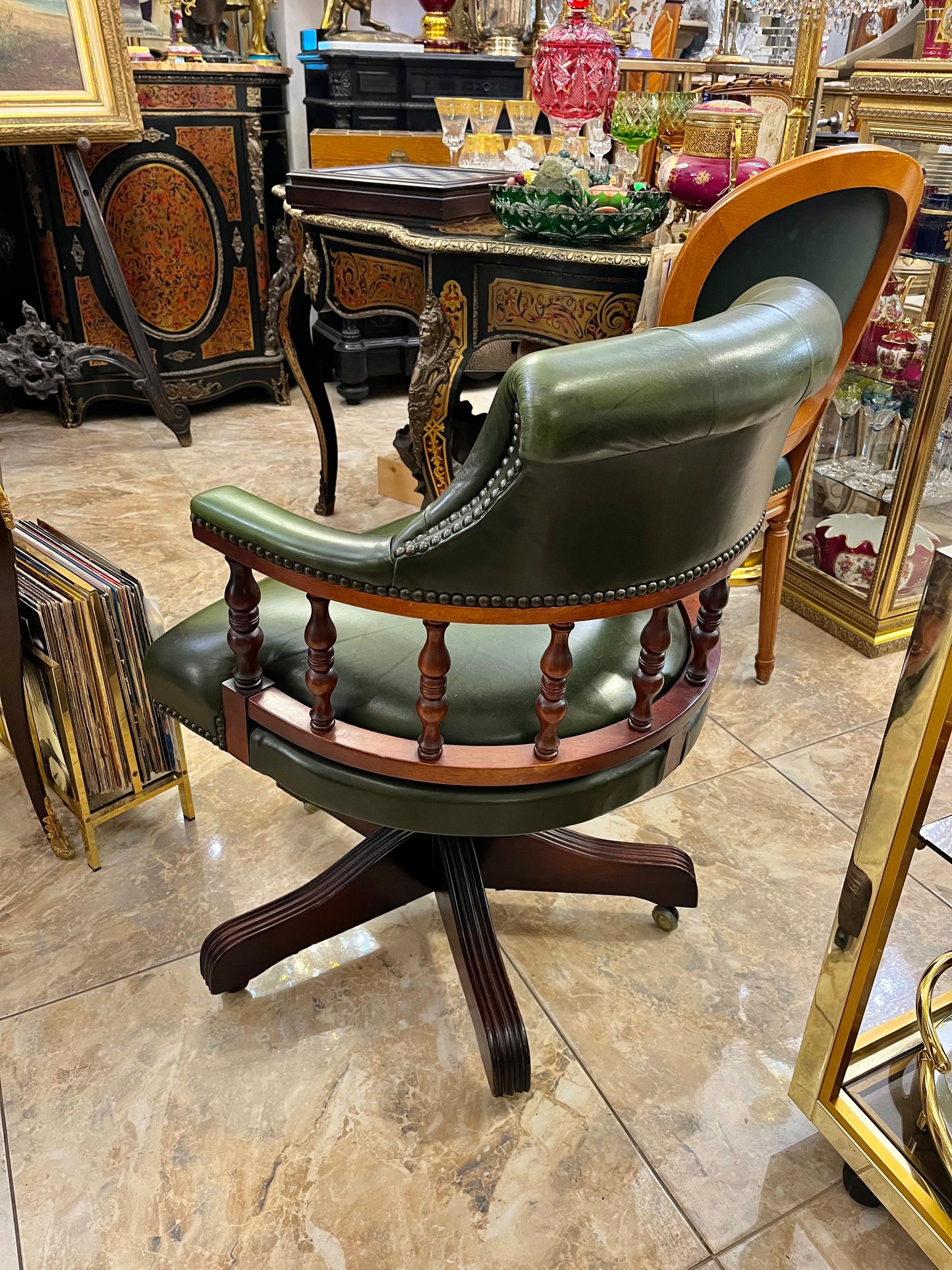 “Ring Mekanikk” Chesterfield ofiso kėdė