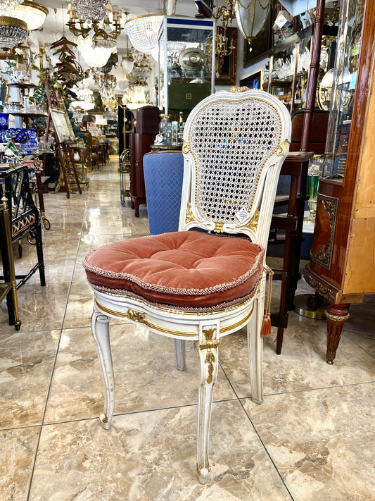 Medinė prisėdimo kėdutė su ratanu