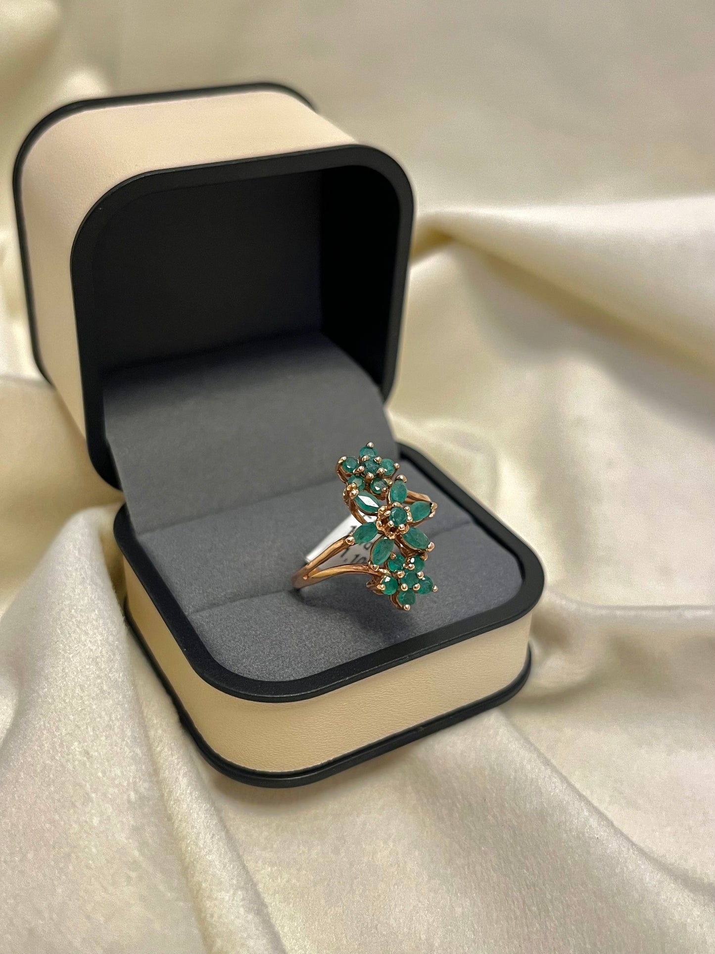 Elegantiškas auksinis žiedas su smaragdais