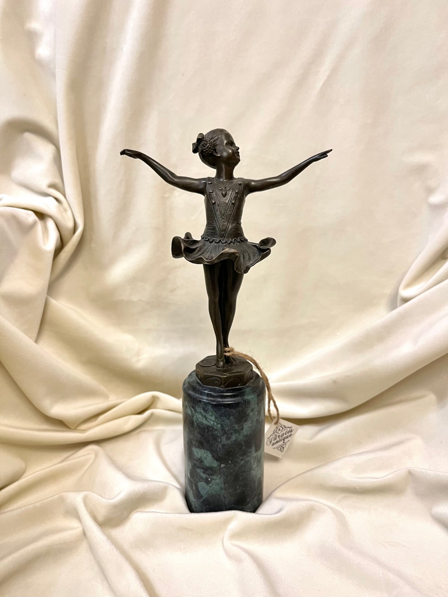 Bronzinė balerinos figūra ant marmurinio postamento