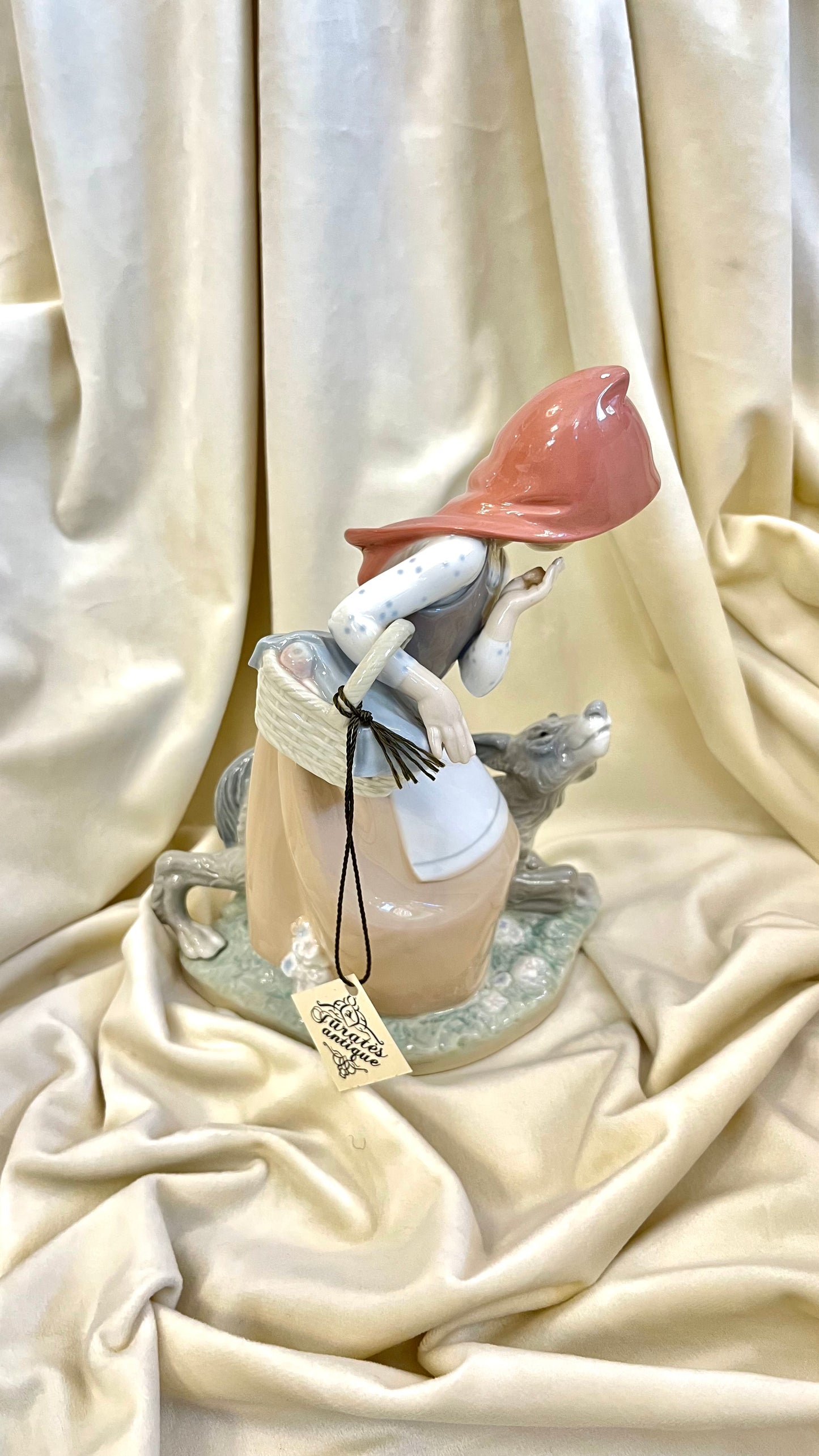 Lladro porcelianinė skulptūra „Raudonkepuraitė ir vilkas“