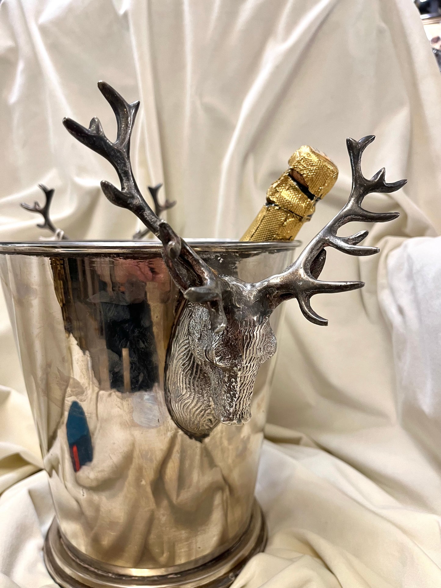 Sidabruotas šampano kibiras su elniais