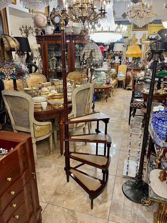 Antikvarinio stiliaus bibliotekos laipteliai su odinėmis pakopomis