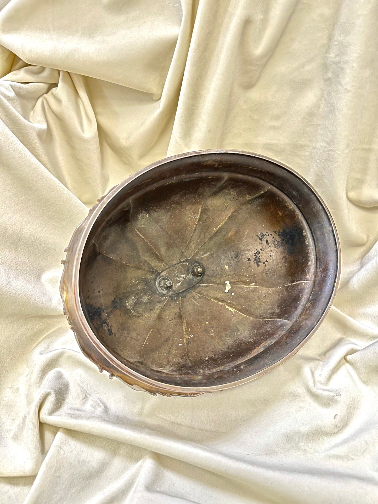 Sidabru dengtas patiekalų dangtis