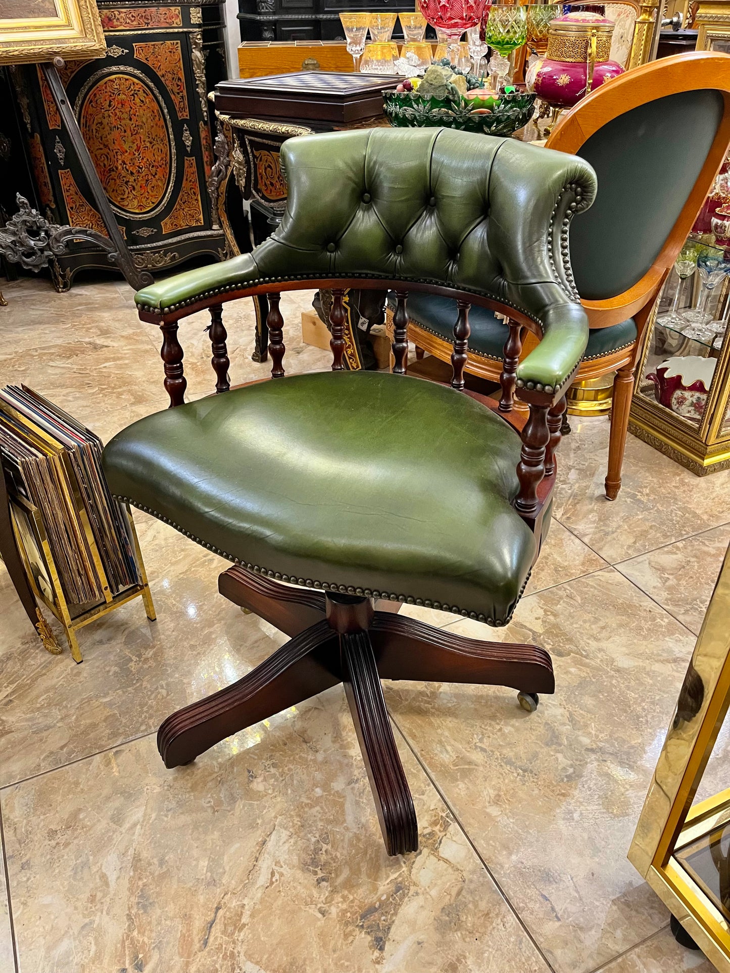 “Ring Mekanikk” Chesterfield ofiso kėdė