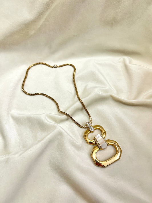 Auksuotas Christian Dior pakabukas su perlamutru