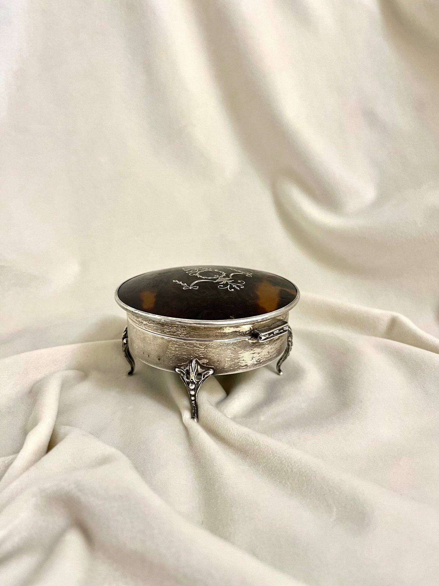 Sidabrinė papuošalų dėžutė su vėžlio kiautu(1862m.)