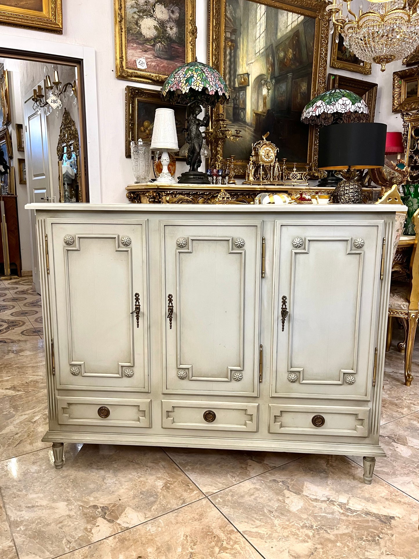 Trijų durelių ir stalčių komoda