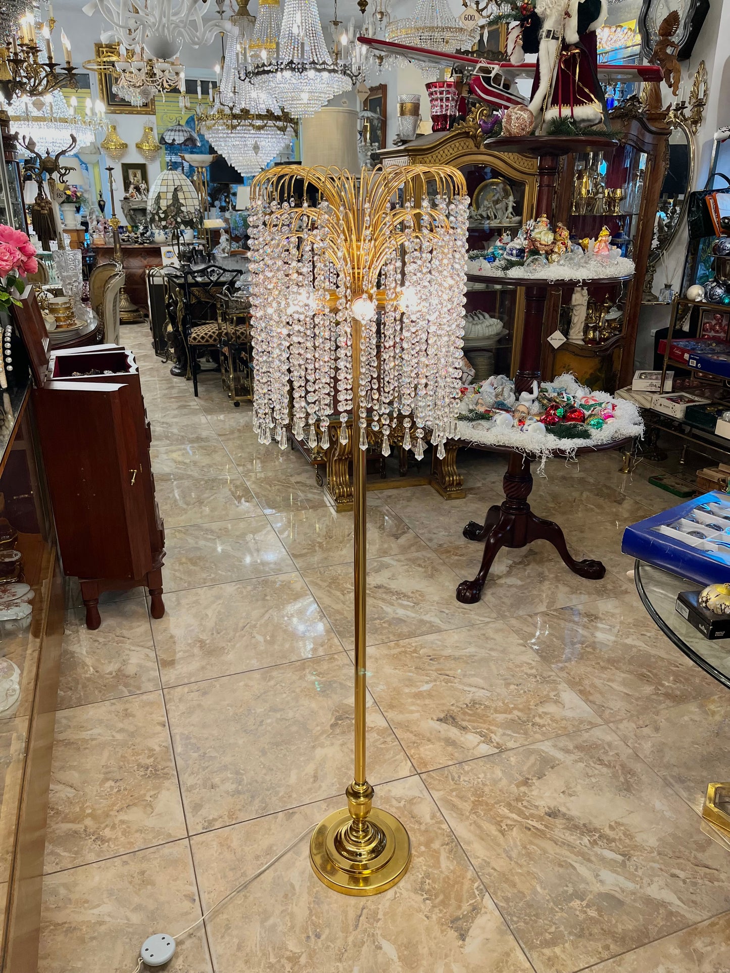 Pastatomas šviestuvas su smulkaus krištolo juostomis