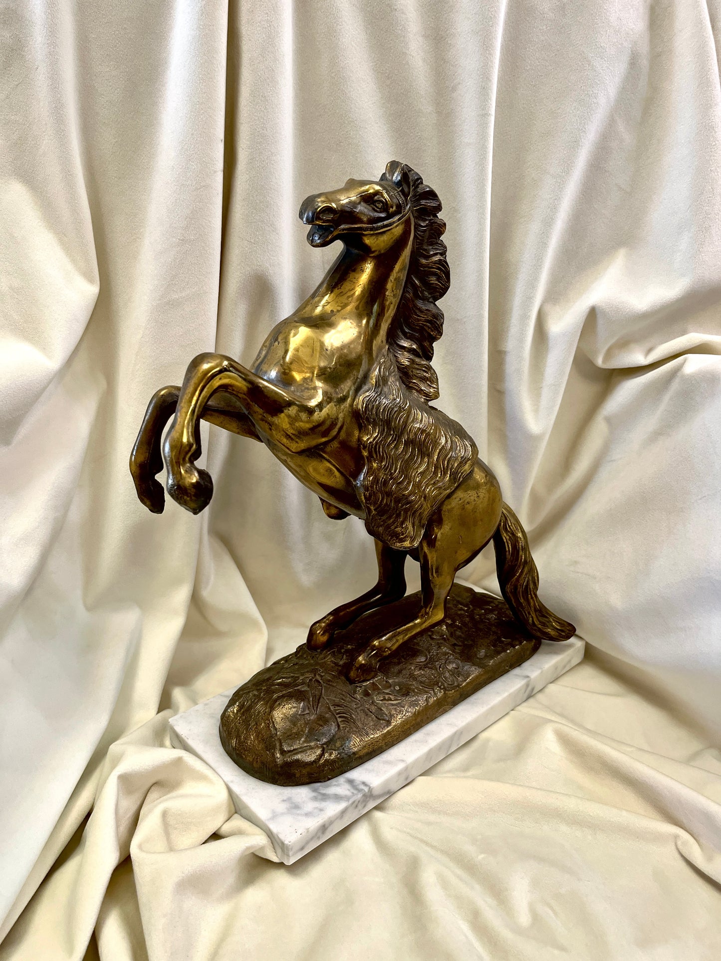 Metalinė žirgo figūra su marmuro pagrindu