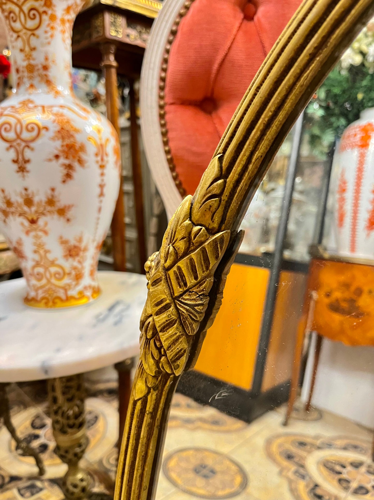 Ovalus veidrodis iš bronzos