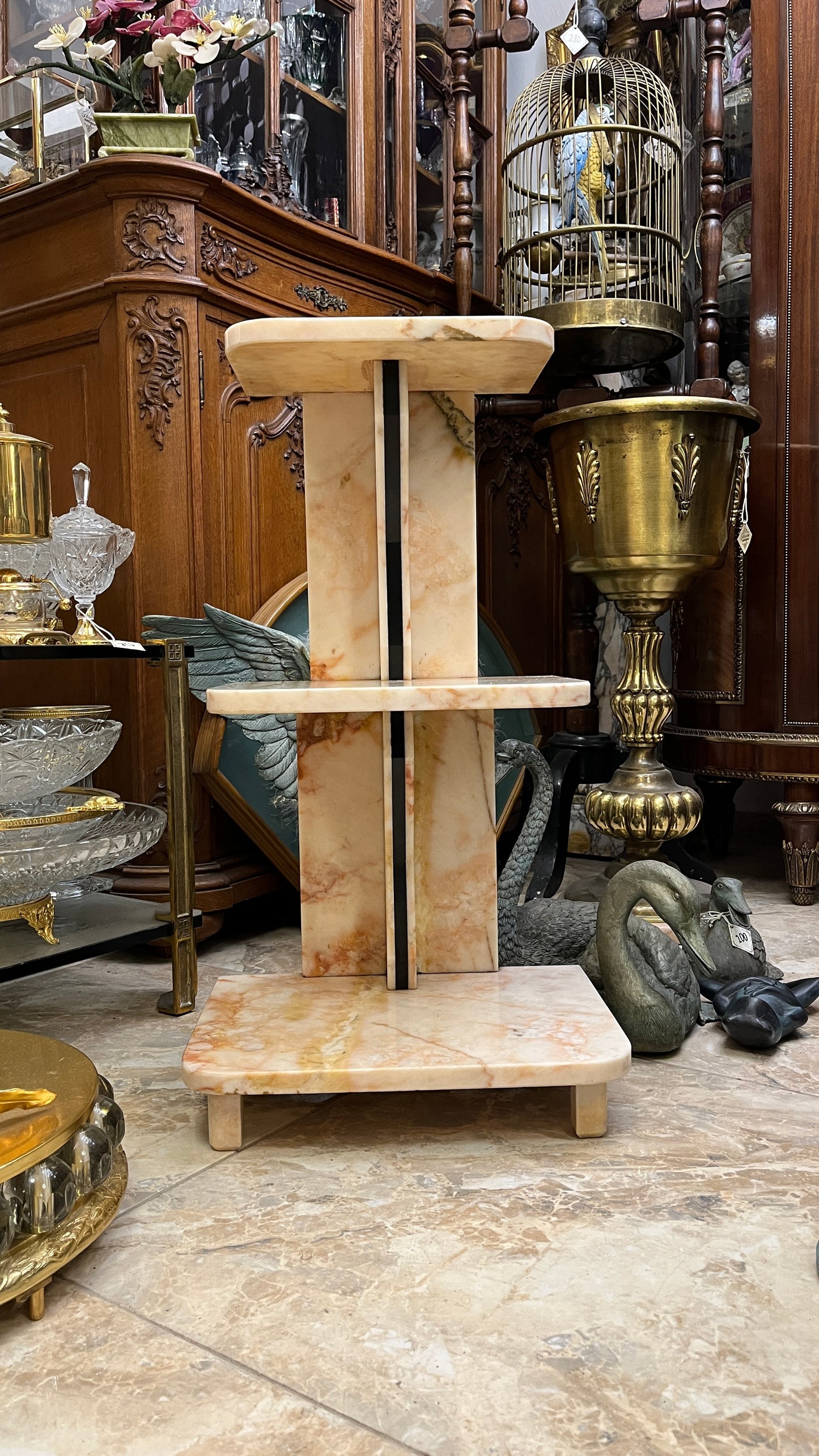 Art deco stiliaus akmeninė komodėlė