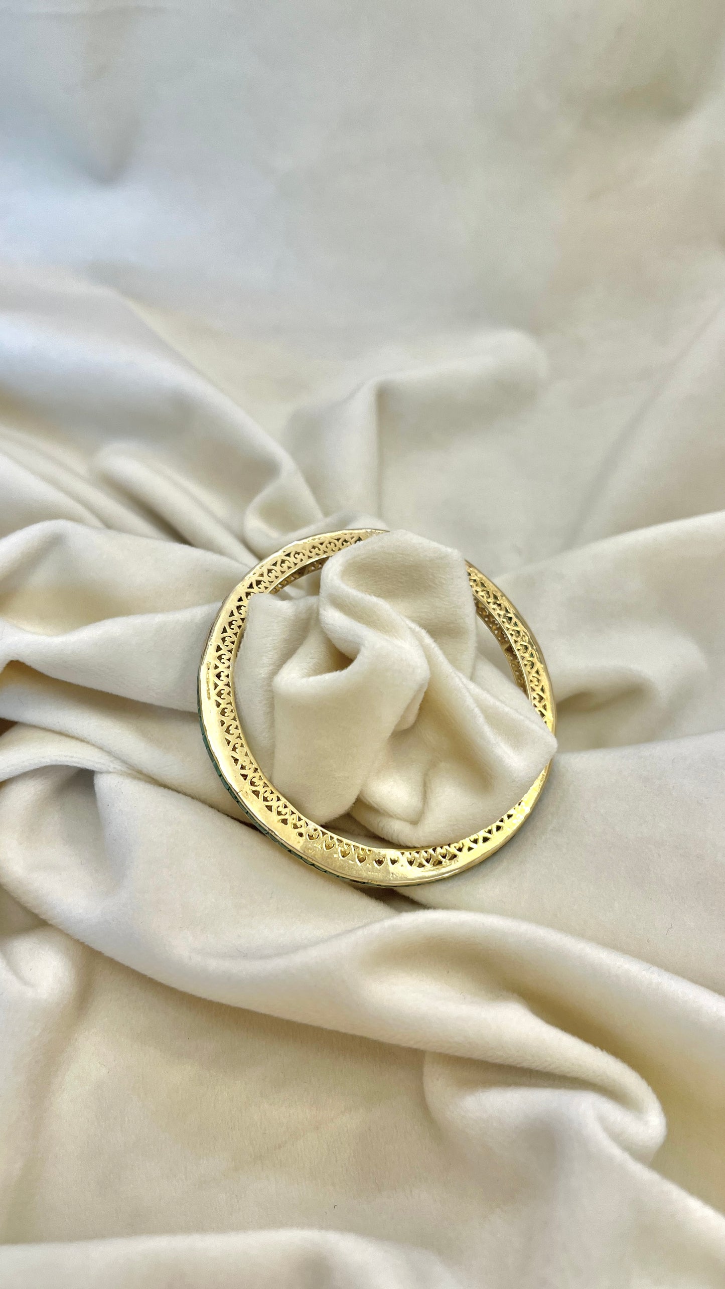 19a. Sidabrinė auksu dengta apyrankė su smaragdais