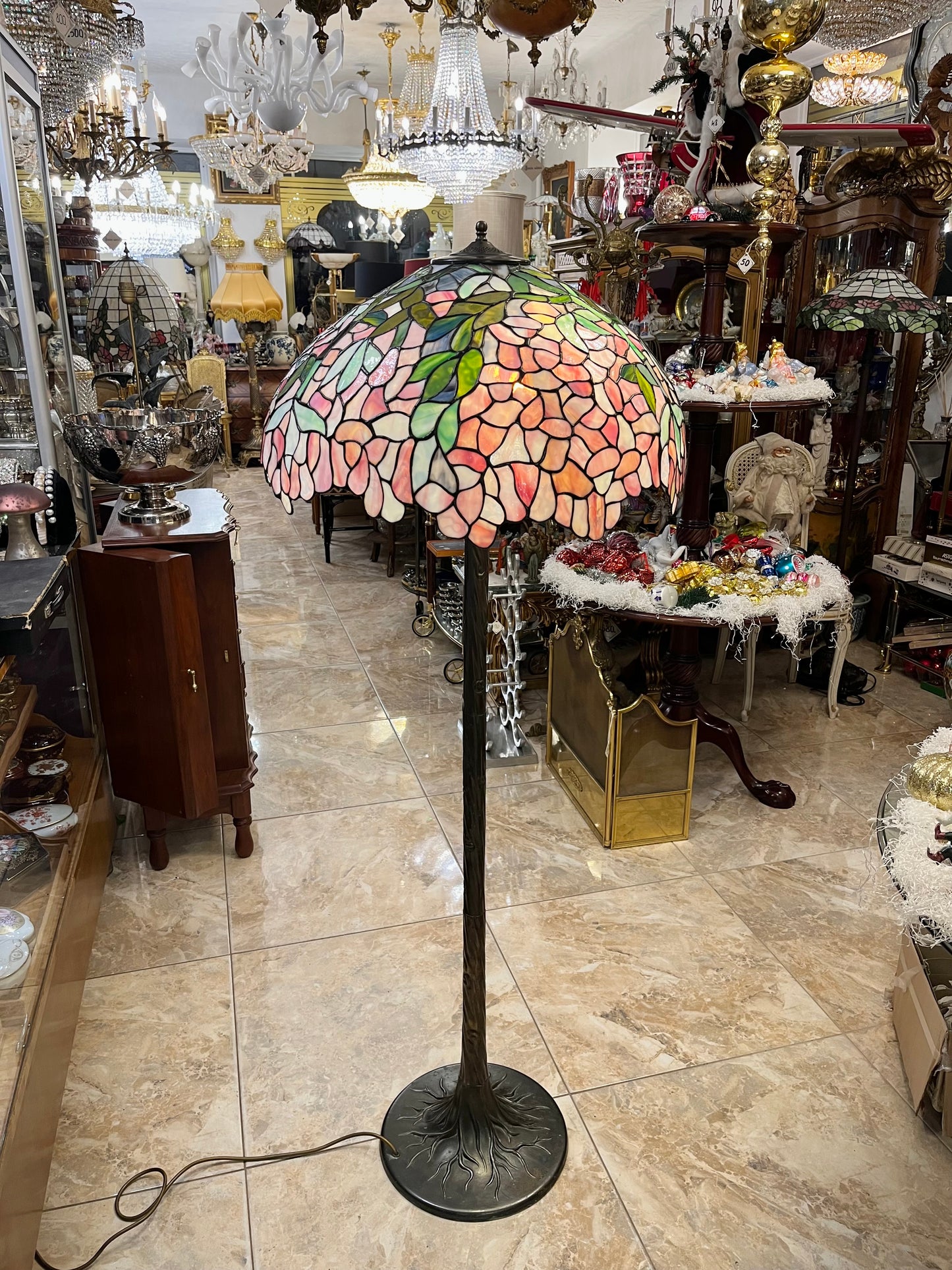 Tiffany stiliaus toršeras su bronziniu kotu