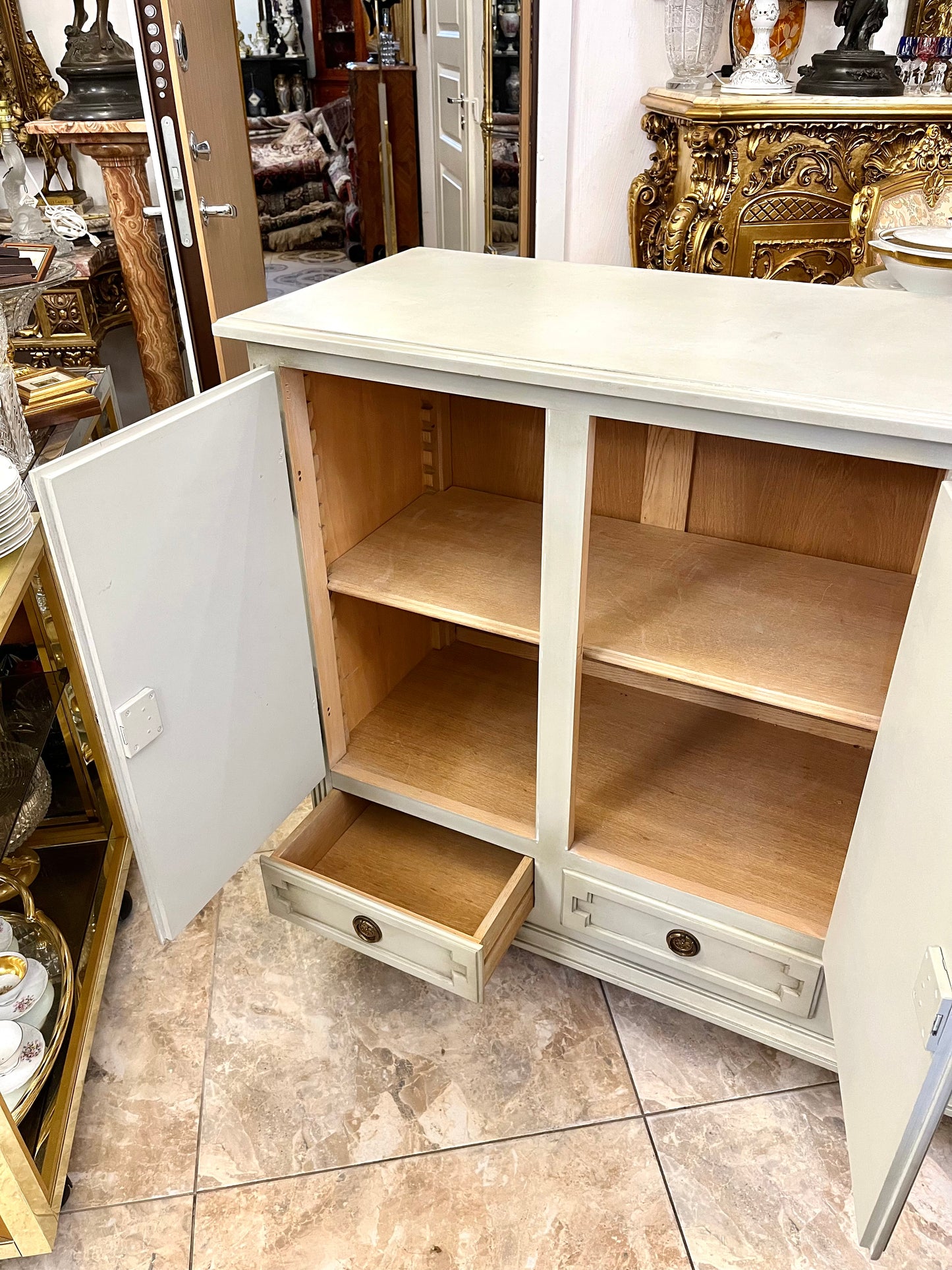 Trijų durelių ir stalčių komoda