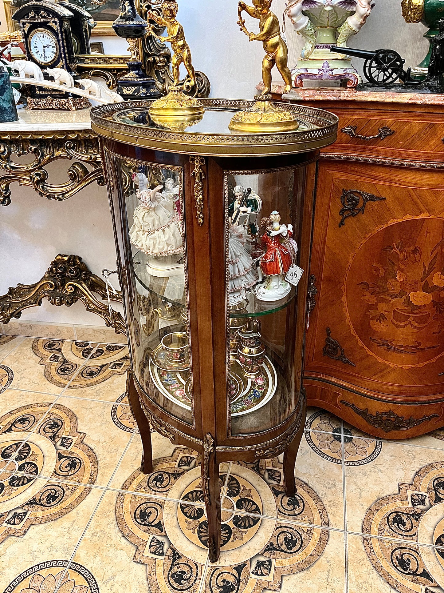 19 a. louis XV stiliaus ovali vitrina