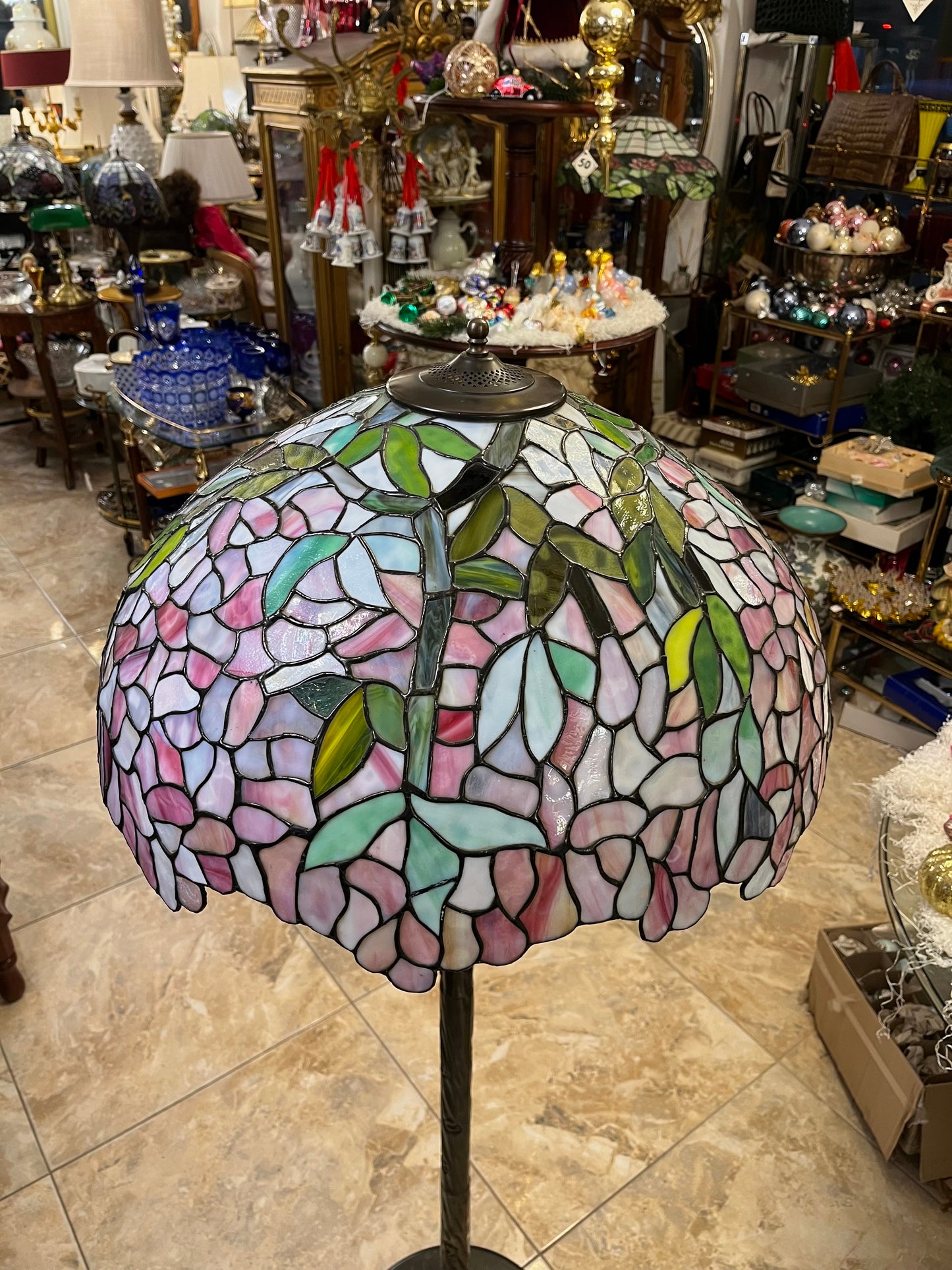 Tiffany stiliaus toršeras su bronziniu kotu