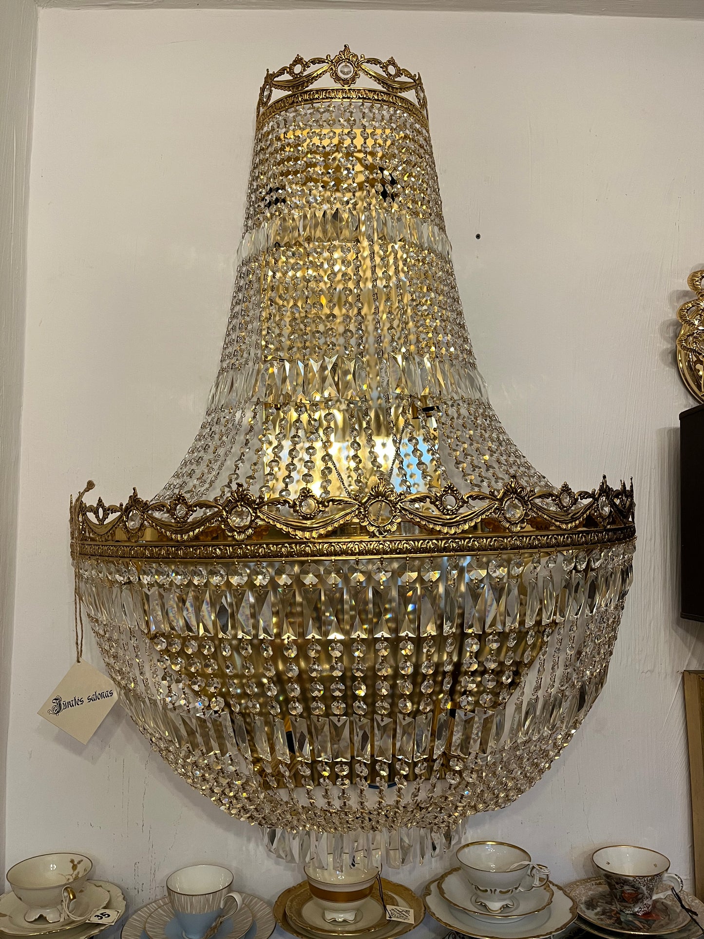 Didelis sieninis šviestuvas sietyno pjūvis