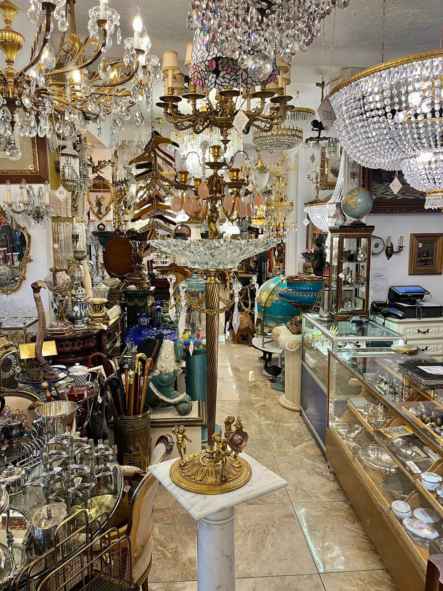 Aukšta žalvarinė žvakidė su cherubinais, porceliano medaliu ir krištolo lėkšte