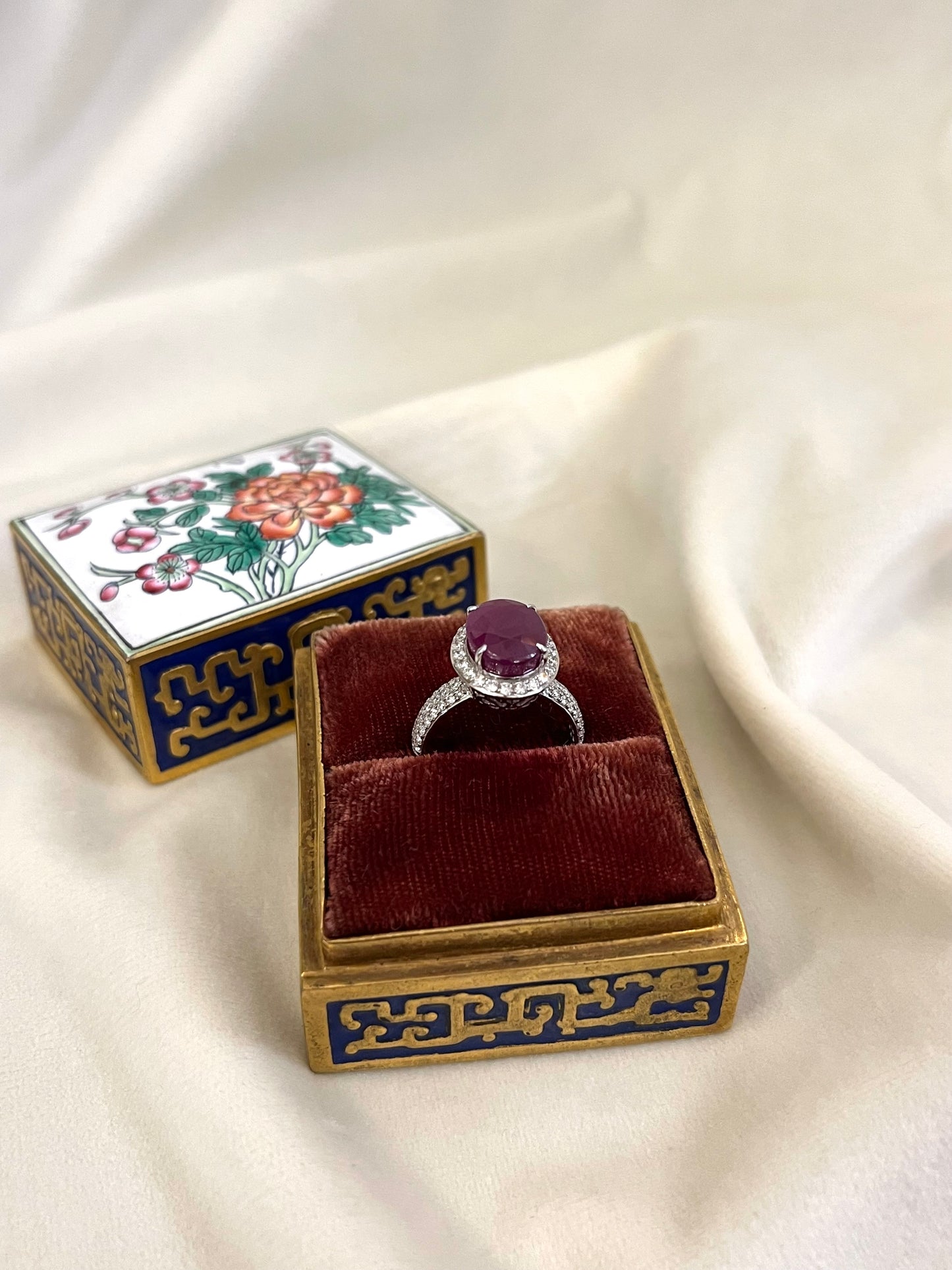 Prašmatnus balto aukso žiedas su 5.91 karato rubinu