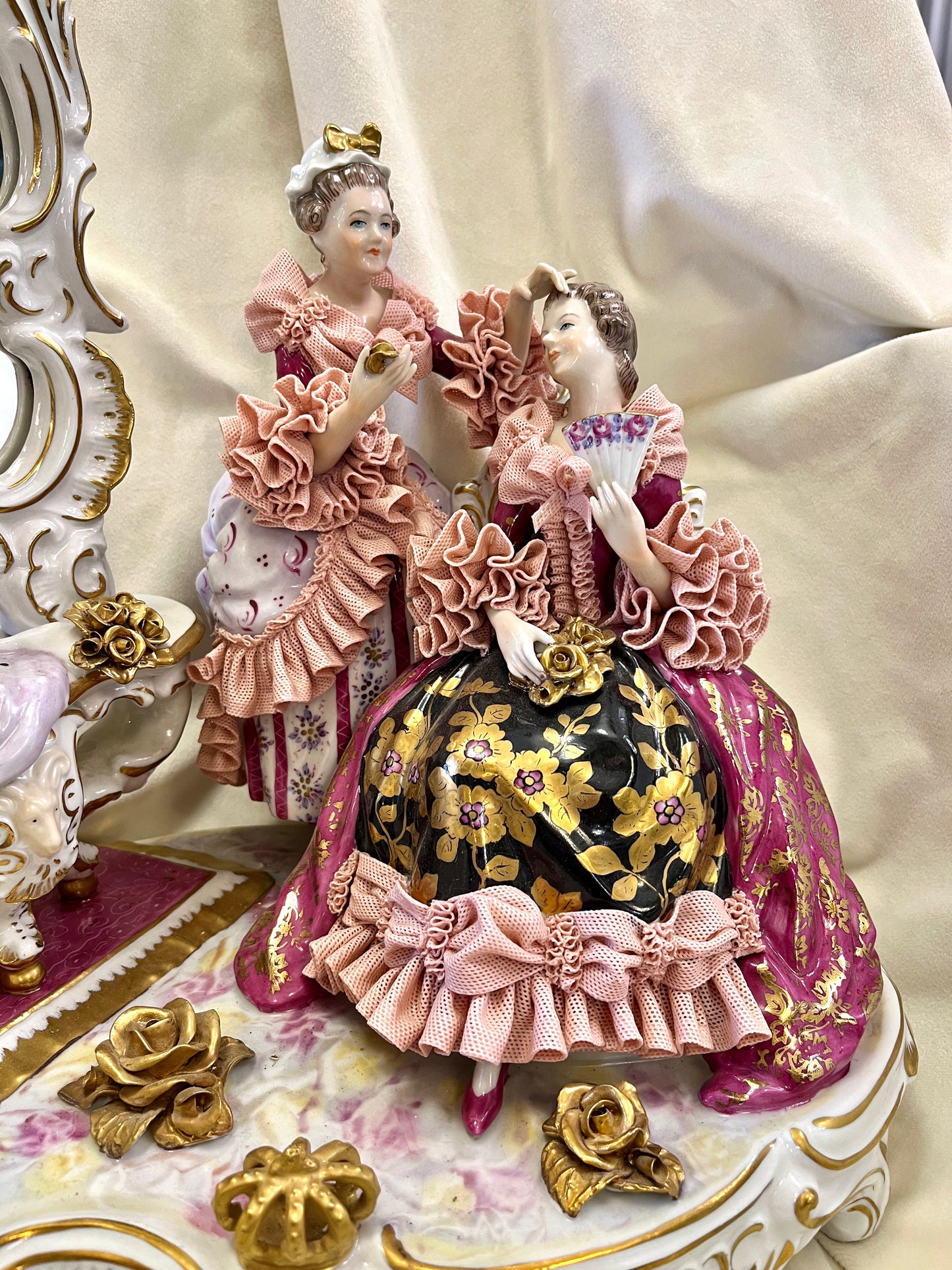 Porceliano scena su damomis