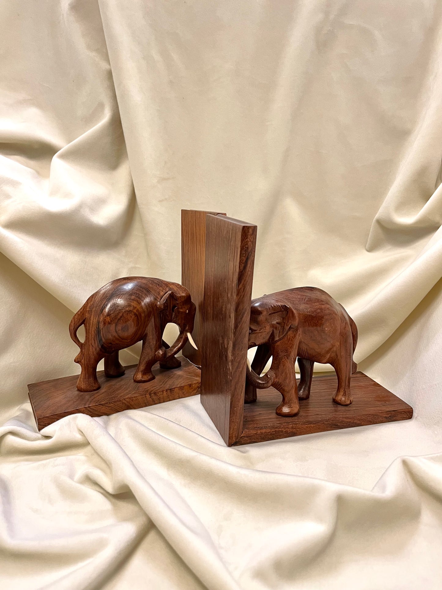 Mediniai knygų laikikliai su dramblių figūromis