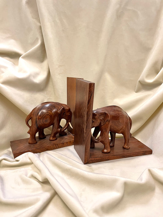 Mediniai knygų laikikliai su dramblių figūromis