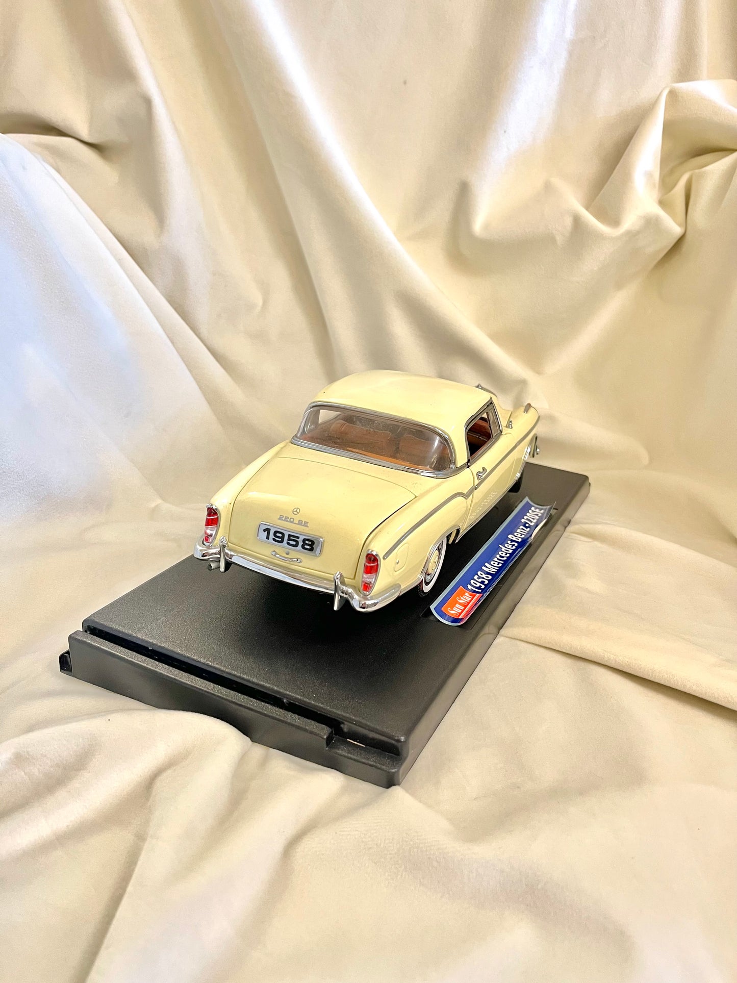 Kolekcinis Mercedes-Benz 220 SE (1958) 1:18 modelis