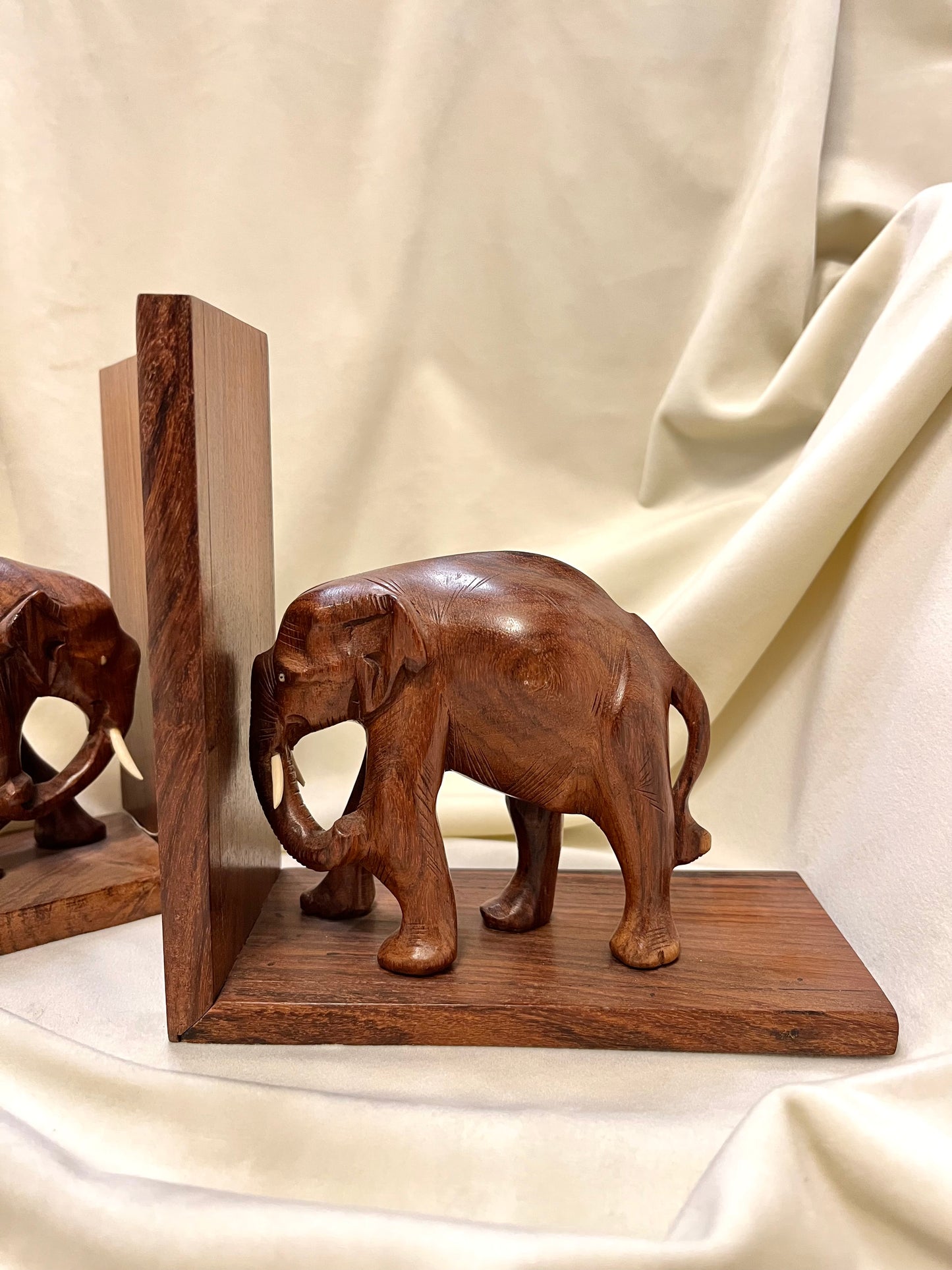 Mediniai knygų laikikliai su dramblių figūromis