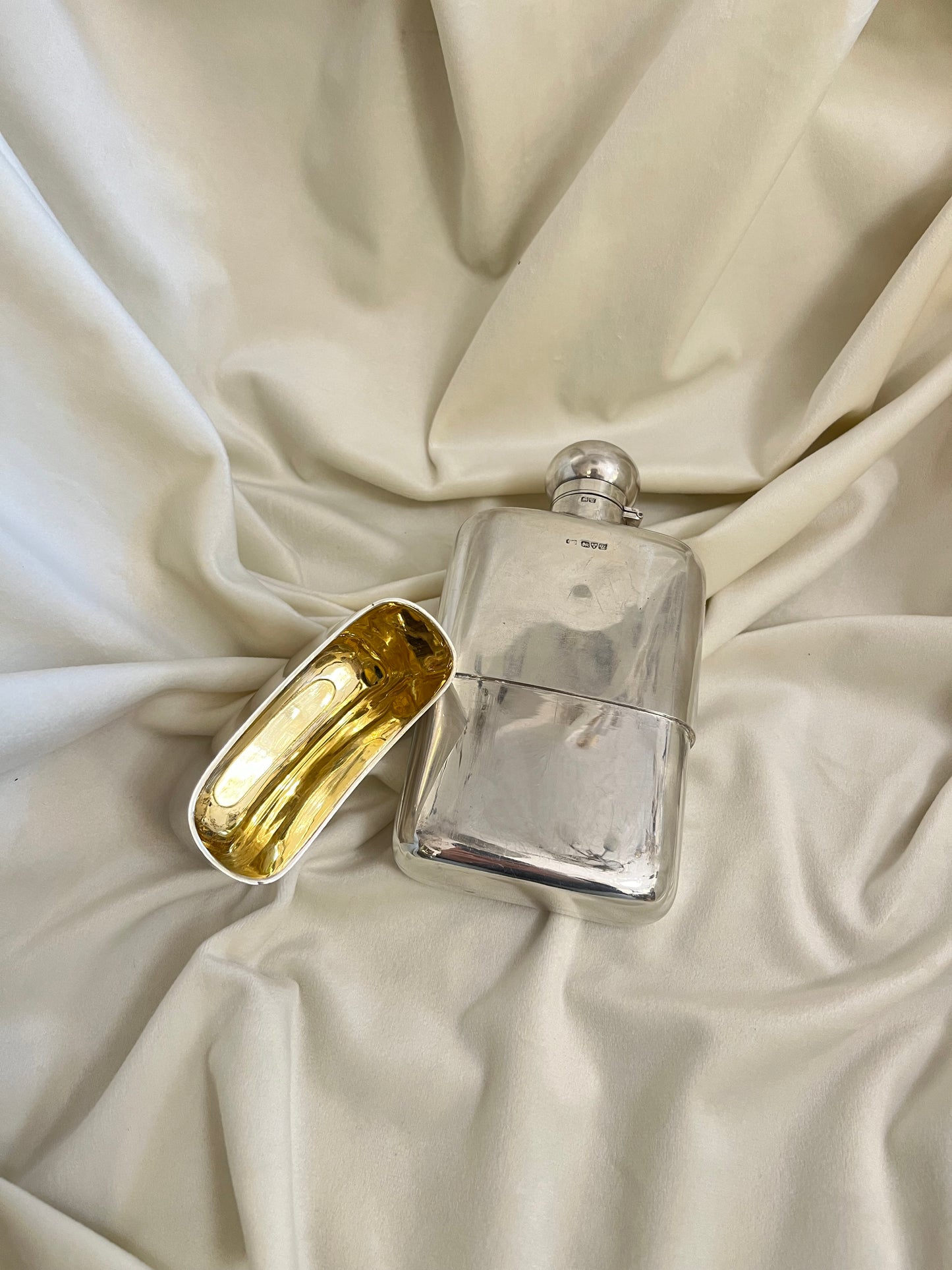 Sidabrinė gertuvė su auksuota taure, Chester, 1920-ieji