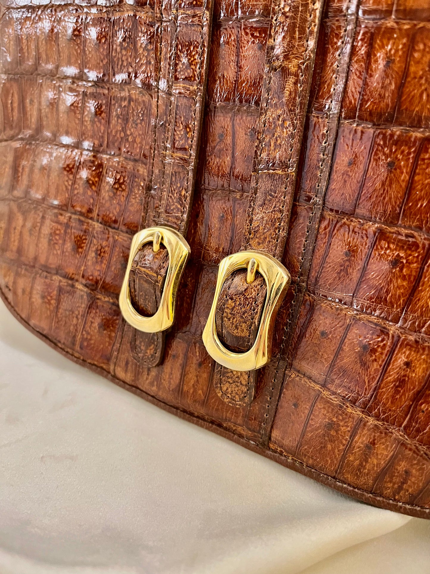 Vintažinis rankinukas su reguliuojama rankena