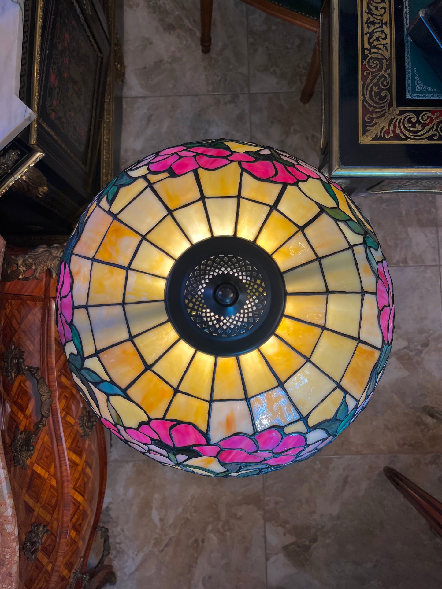 Tiffany stiliaus šviestuvas