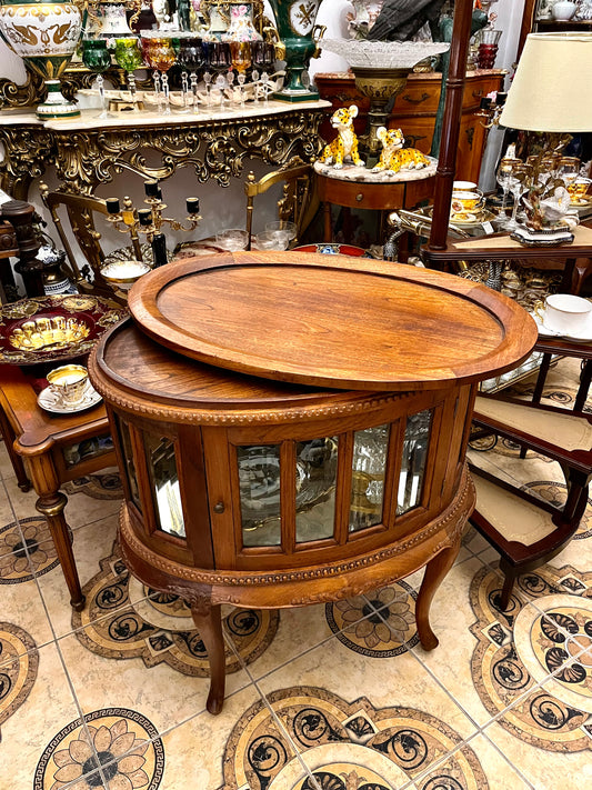 Medinis bariukas su padėklu