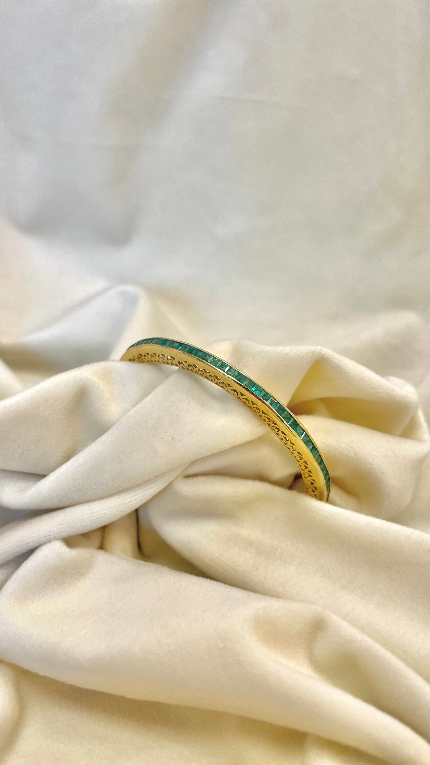 19a. Sidabrinė auksu dengta apyrankė su smaragdais