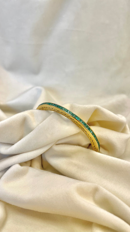 19a. Sidabrinė auksu dengta apyrankė su smaragdais