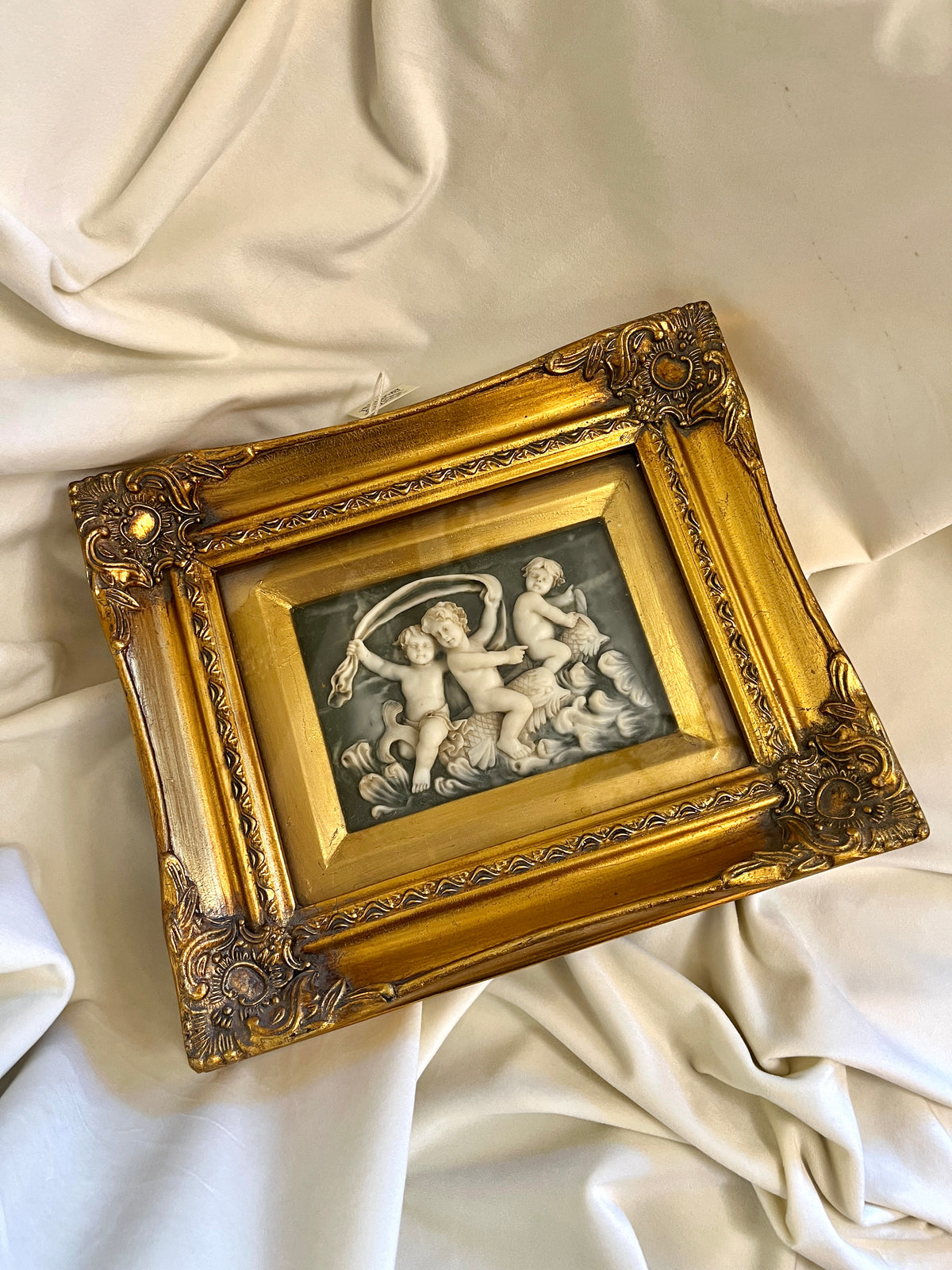Reljefinis alebrastro paveiksliukas su auksuotu rėmu ir stiklu