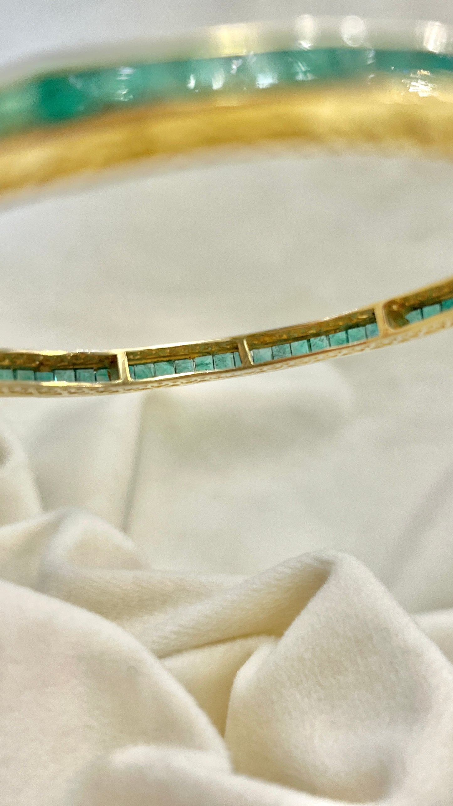 19a. Sidabrinė auksu dengta apyrankė su smaragdais