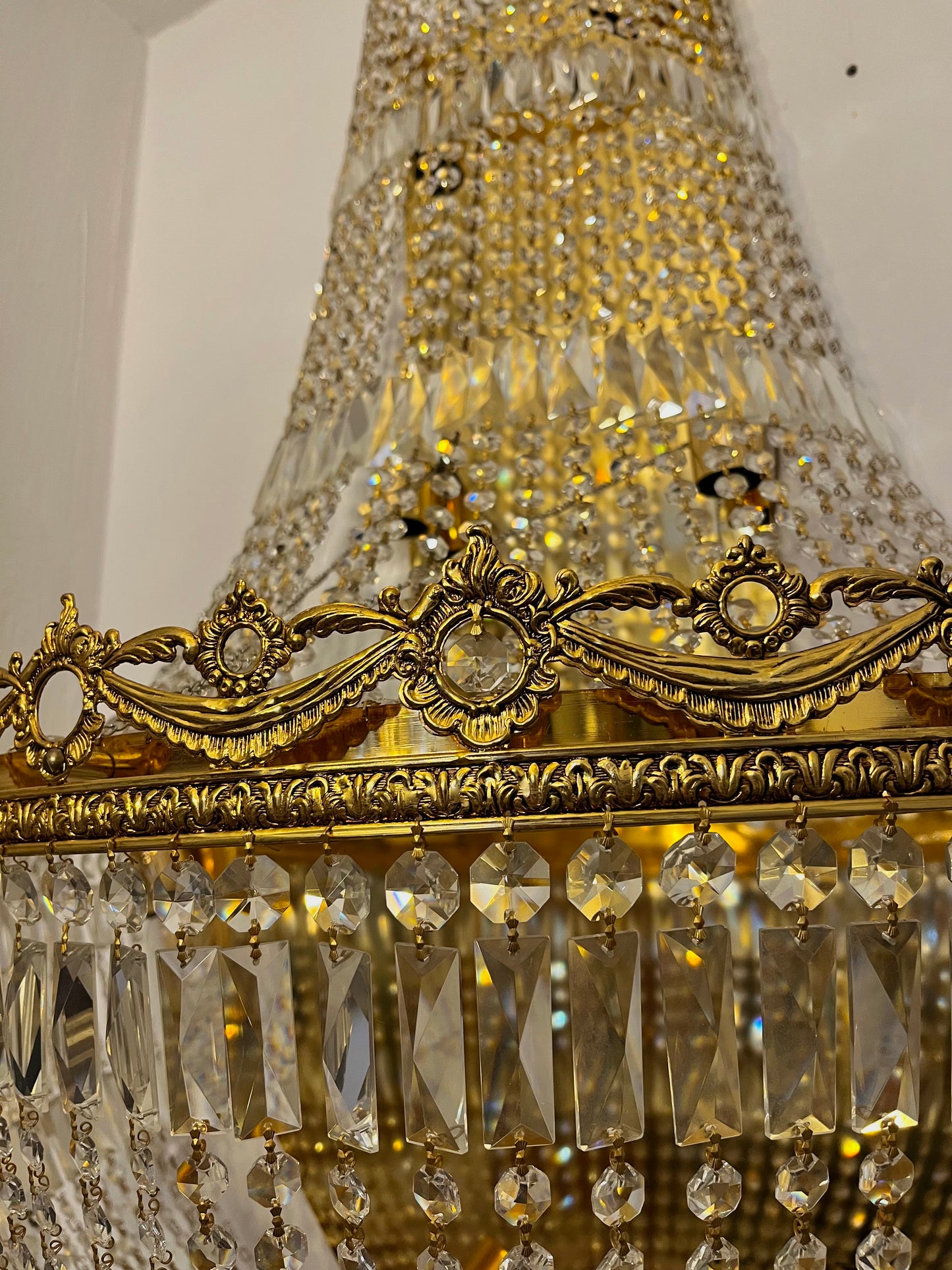 Didelis sieninis šviestuvas sietyno pjūvis