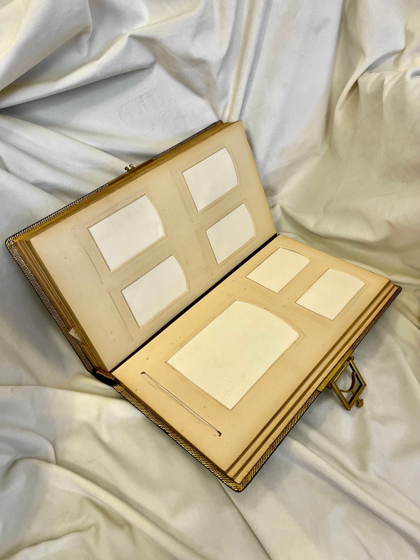 Antikvarinis nuotraukų albumas su odiniu viršeliu