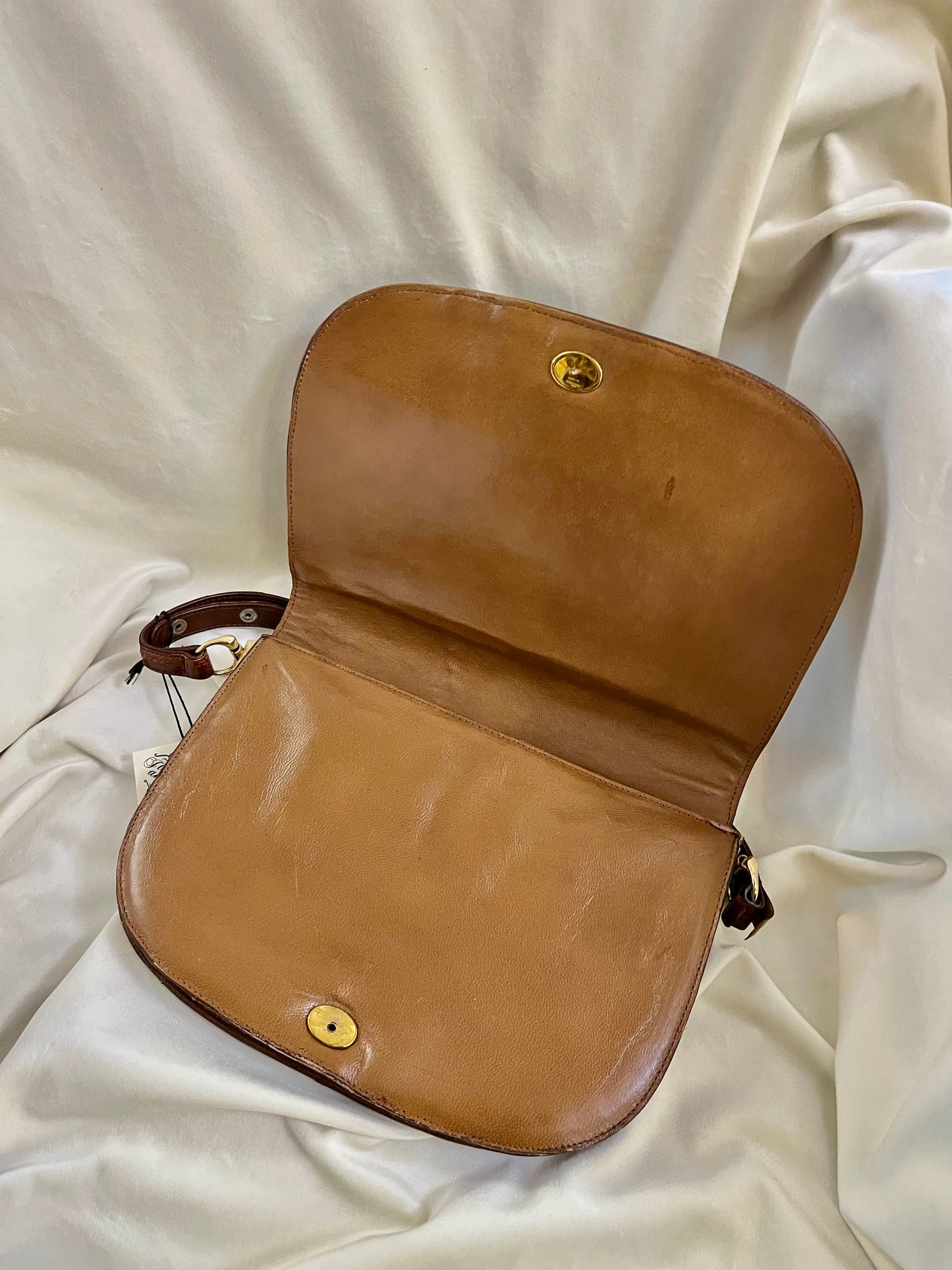 Vintažinis rankinukas su reguliuojama rankena