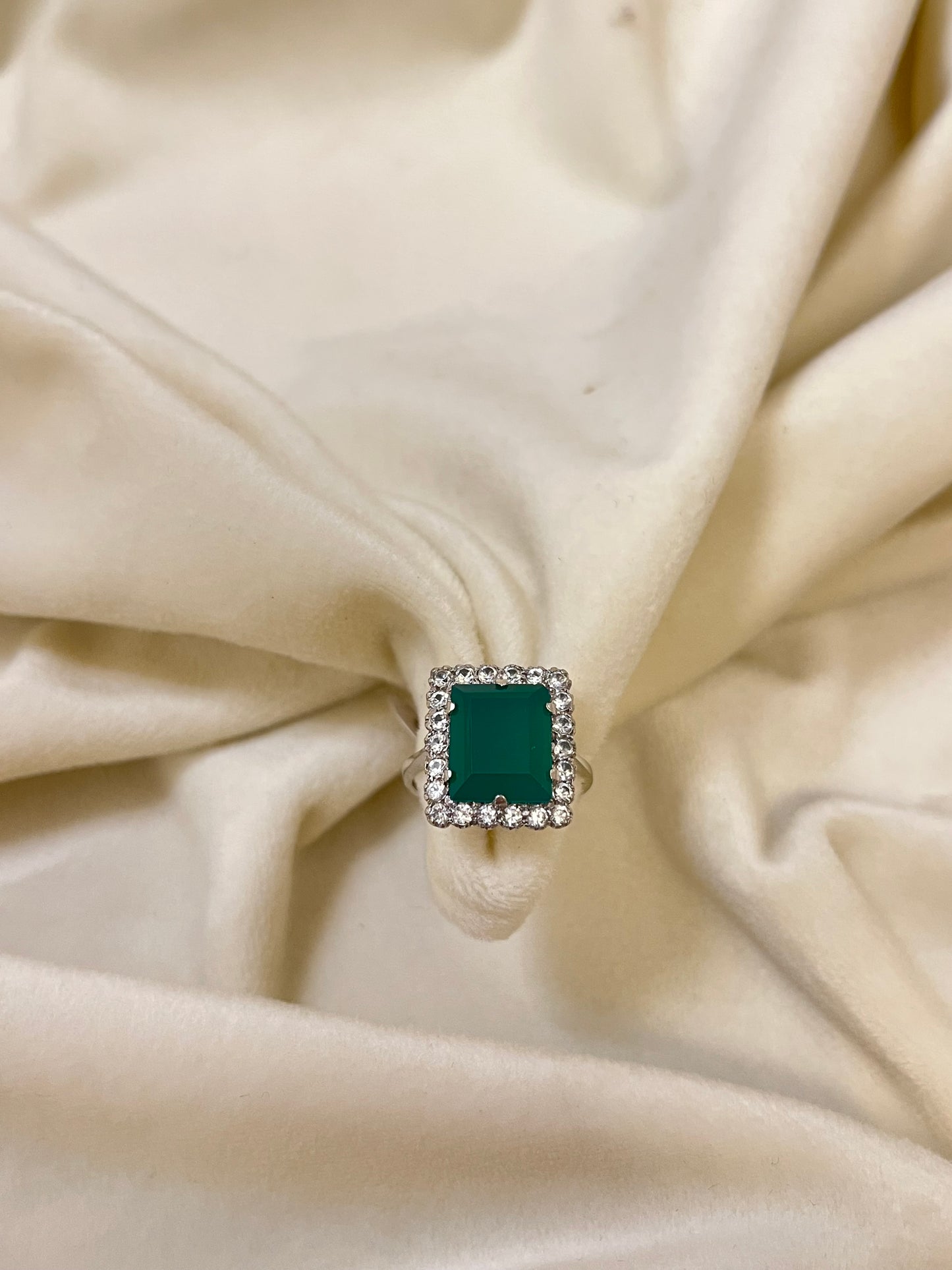 Auksinis žiedas su cirkoniais ir žaliu akmeniu