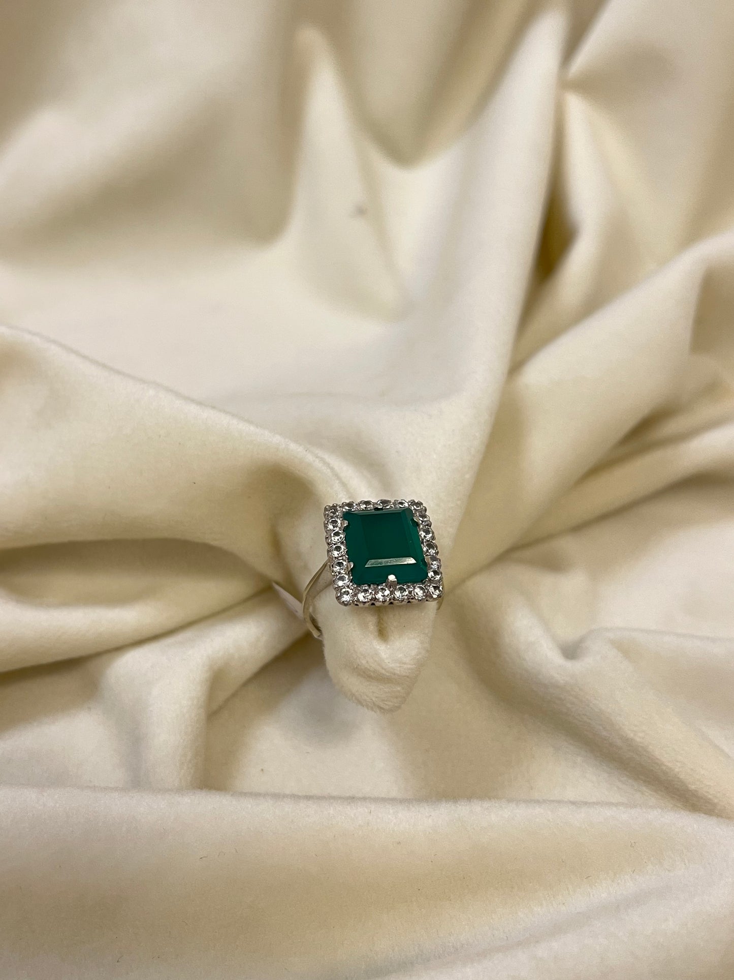 Auksinis žiedas su cirkoniais ir žaliu akmeniu