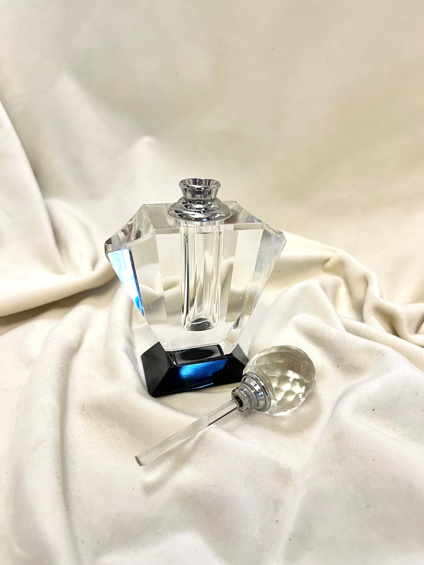 Krištolinis kvepalų buteliukas