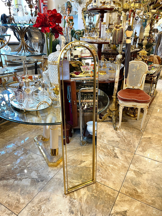 Veidrodis su auksuotu rėmu